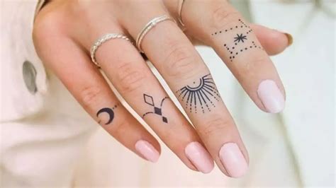 pequeño tatuajes en los dedos mujer